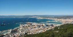 ジブラルタルの街並みとジブラルタル海峡